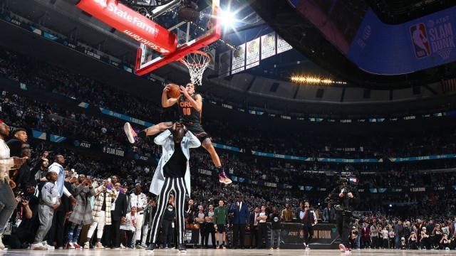 1614780332048049113.jpg https___cdn.cnn.com_cnnnext_dam_assets_200215225026-02-dunk-contest-0215-restricted.jpg