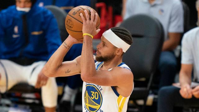 1614780403707027402.jpg watch-steph-curry-shows-off-new-pregame-shot.jpg
